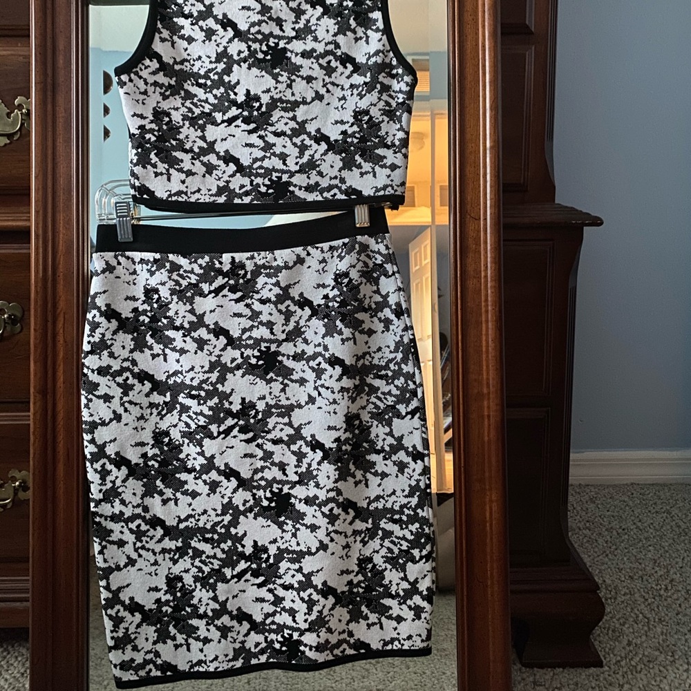 Forever 21 Camouflage Two-Piece Sweater Skirt Set - Picture 2 of 3
